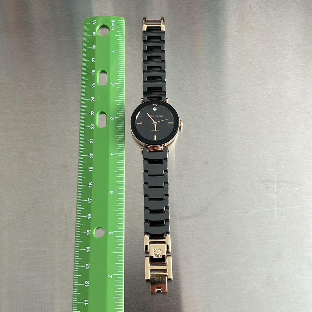 Black and Gold watch - Picture 4 of 4